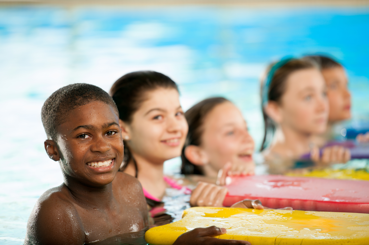 Jeunes au bord de la piscine sport scolaire principale